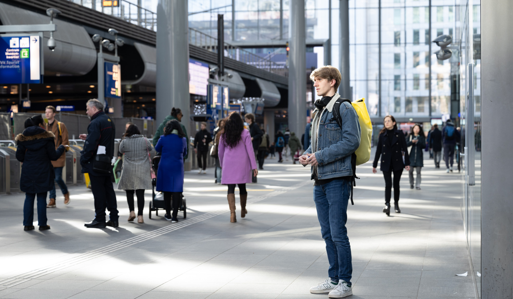 Jongeman in stationshal Den Haag.jpg